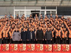 情系農民工 蛇年送祝?！A兆控股為優(yōu)秀農民工發(fā)放春節(jié)禮品